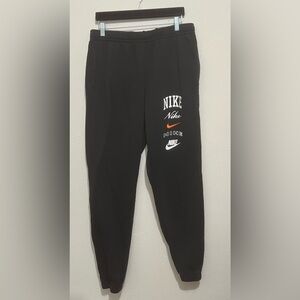 Nike Club Fleece Stacked Graphic Sweatpants Joggers Mens XL Black